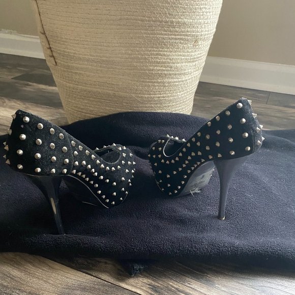 A Stunning pair of Black Velvet  Alba Stiletto Peep Toe Pumps. Size: 7.5 - Picture 3 of 3